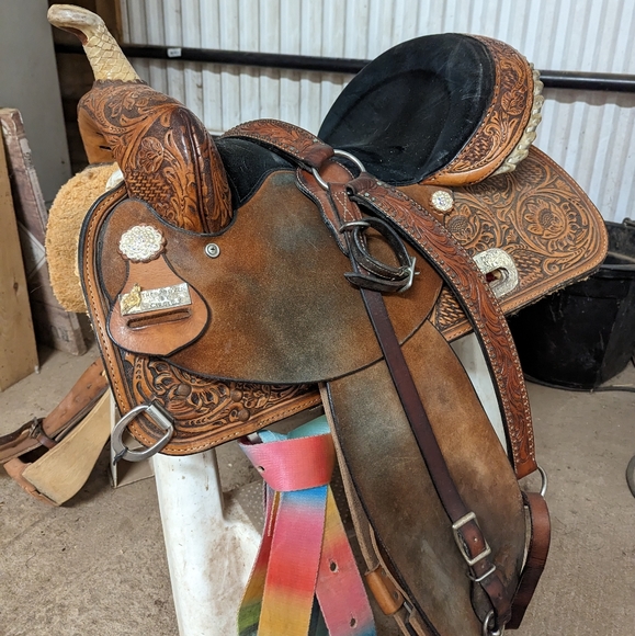 Circle y saddle - Picture 1 of 3